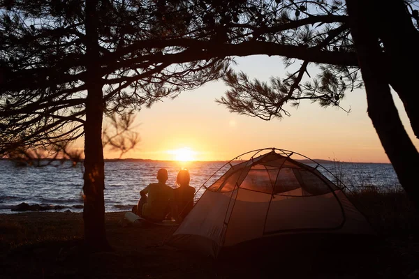 Baksidan Silhuetter Ung Turist Par Man Och Kvinna Sitter Omfamnade — Stockfoto