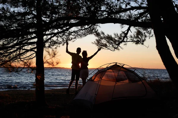 Baksidan Silhuetter Ung Turist Par Man Och Kvinna Stående Omfamnade — Stockfoto