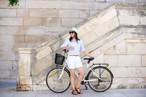 Hübsche Lächelnde Frau Mit Sonnenbrille Weißen Shorts Bluse Und Hut — Stockfoto