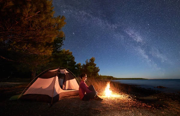 Natt Camping Vid Havets Strand Leende Kvinna Hiker Sitter Avslappnad — Stockfoto
