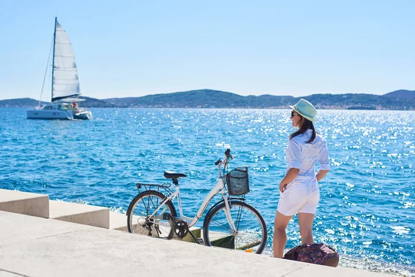 Rückansicht Einer Schlanken Touristin Weißer Kleidung Und Sonnenbrille Die Sich — Stockfoto