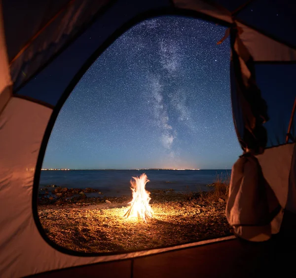 Visa Från Inne Turist Tältet Natt Camping Nära Seacoast Burning — Stockfoto