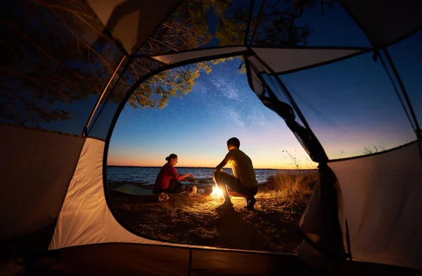 Vista Desde Interior Carpa Turística Atardecer Pareja Turistas Hombres Mujeres —  Fotos de Stock