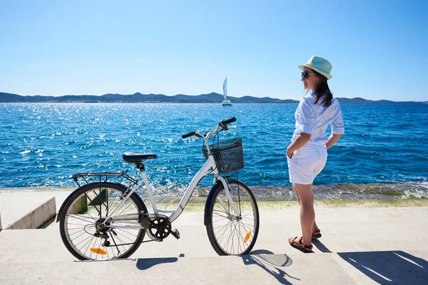 자전거 Glistering 해변에 선글라스 관광의 지우기 화창한 — 스톡 사진