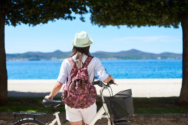 Visão Traseira Mulher Fechamento Branco Chapéu Sol Mochila Com Bicicleta — Fotografia de Stock