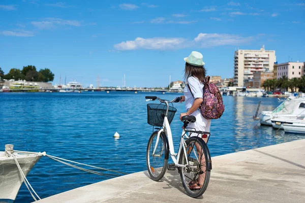 탄산수와 아늑한 항구의 보도에 자전거와 여자의 크루즈 보트와 리조트 — 스톡 사진