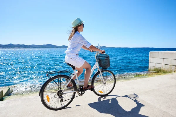 Perfecte Zomer Landschap Glimlachend Vrij Slank Toeristische Vrouw Zonnebril Fiets — Stockfoto