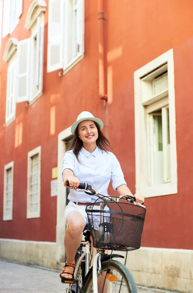 Schöne Lächelnde Frau Mit Sonnenbrille Weißen Shorts Bluse Und Hut — Stockfoto