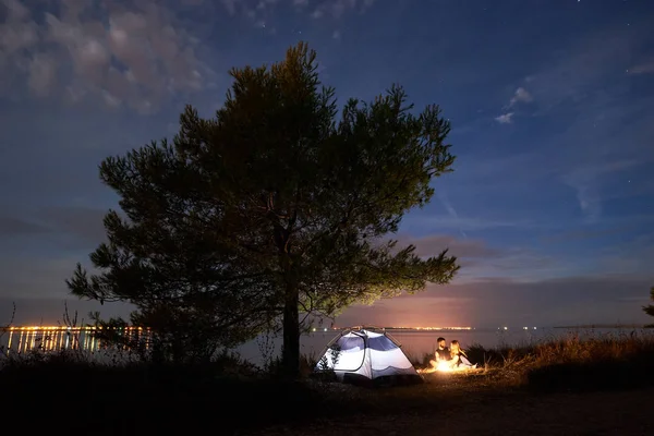 Tenda Turística Sob Grande Árvore Jovem Casal Homem Barbudo Mulher — Fotografia de Stock