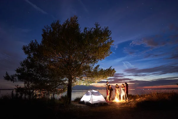 Fyra Unga Kvinnor Och Mannen Resenärer Vilar Sea Shore Runt — Stockfoto