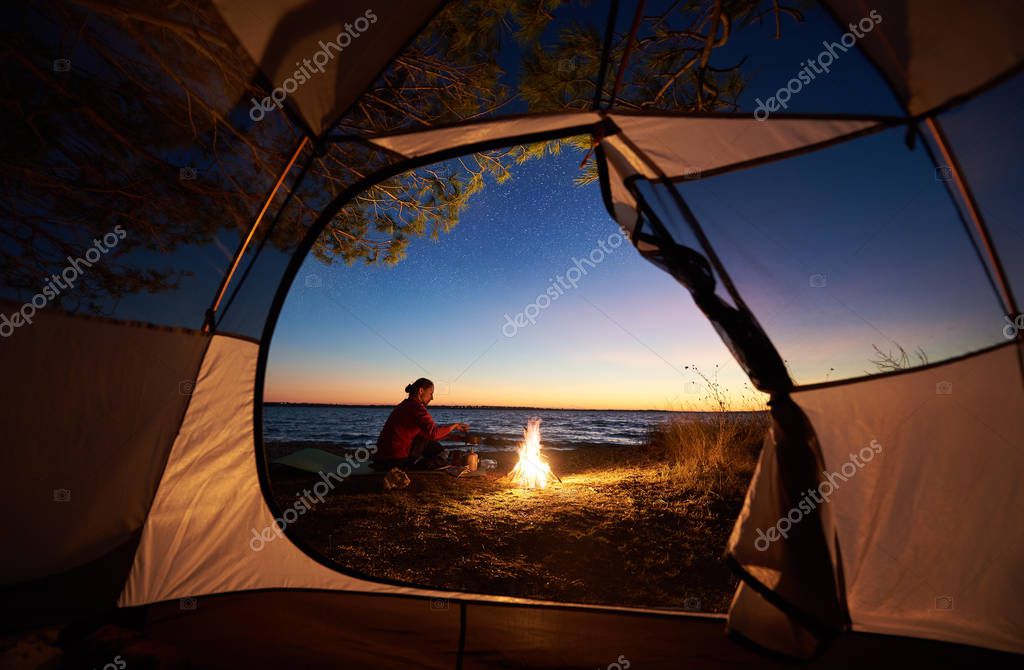 Vista Del Camping Junto Al Lago a La Luz Del Sol. Tienda Y Fuego