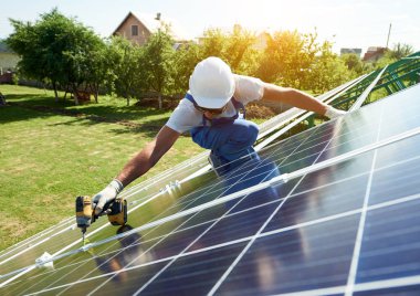 Saray'nın çatısında güneş panelleri yenilenebilir enerji için yükleme dağ. Özel ekipman kullanarak, koruyucu kask giyiyor. Tasarrufu, yenilenebilir güneş elektrik kullanarak çevre dostu, kaynakları.