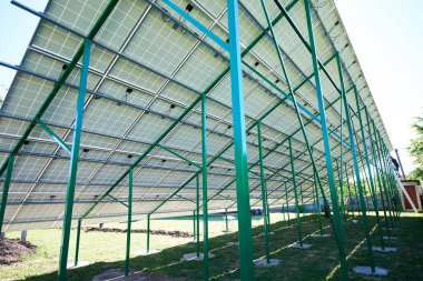 Güneş bataryaları Bakımı yeşil Metalik karkas.