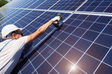 Farklı kullanýlýyor, miğfer profesyonel çalışan güneş panelleri yeşil metal konstrüksiyon üzerinde yükleme. Enerji çözümü için yenilikçi çözüm. Yenilenebilir kaynakları kullanın. Yeşil enerji.