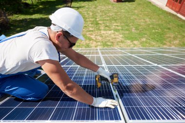 Farklı kullanýlýyor, miğfer profesyonel çalışan güneş panelleri yeşil metal konstrüksiyon üzerinde yükleme. Enerji çözümü için yenilikçi çözüm. Yenilenebilir kaynakları kullanın. Yeşil enerji.