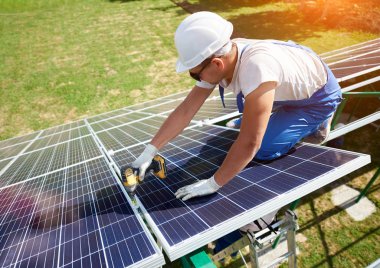 Güneş panelleri dışında çatı karkas montaj işçisi. Modern teknolojileri kullanarak, özel ekipman ev formalizing dış. Yenilikçi elektrik tasarrufu, yenilenebilir güneş enerjisi kullanımı. yeşil enerji