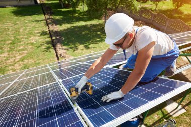 Farklı kullanýlýyor, miğfer profesyonel çalışan güneş panelleri yeşil metal konstrüksiyon üzerinde yükleme. Enerji çözümü için yenilikçi çözüm. Yenilenebilir kaynakları kullanın. Yeşil enerji.