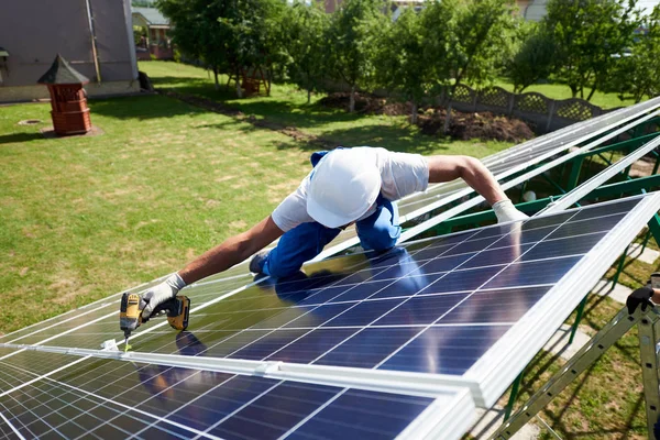 Operaio Professionista Che Installa Pannelli Solari Sulla Costruzione Metallo Verde — Foto Stock
