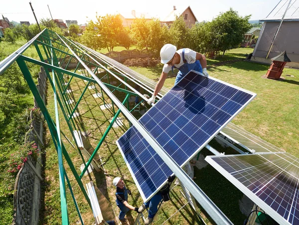 Profesjonalny Pracownik Instalacji Paneli Słonecznych Zielony Konstrukcji Metalowych Przy Użyciu — Zdjęcie stockowe