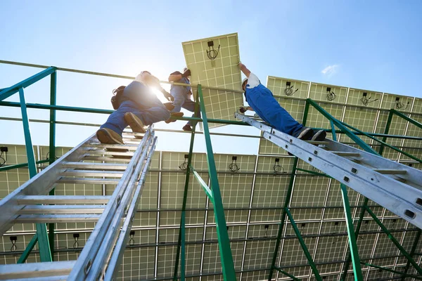 Equipe Trabalhadores Profissionais Instalando Painéis Solares Construção Metal Verde Usando — Fotografia de Stock