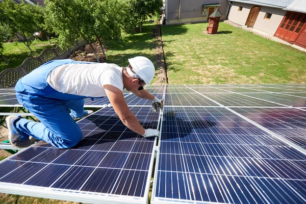 Travailleur Professionnel Installant Des Panneaux Solaires Sur Construction Métal Vert — Photo