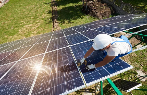 Concentrated Mounter Installing Innovative Solar Batteries Modern Solution Natural Resources — Stock Photo, Image