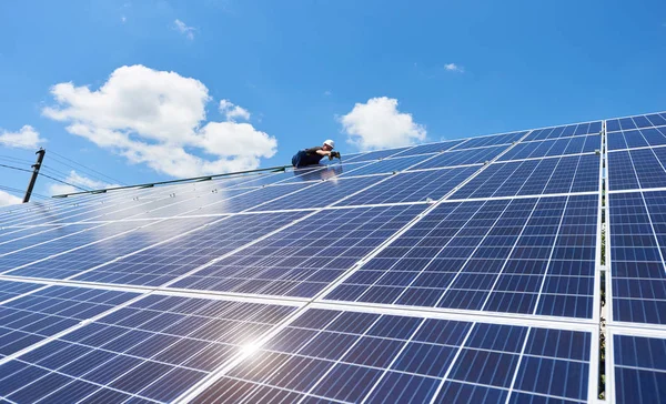 Professionele Werker Installeren Van Zonnepanelen Groene Metalen Constructie Met Verschillende — Stockfoto