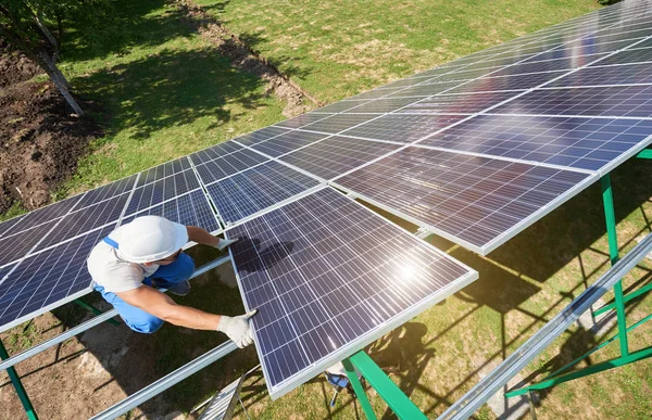 Επαγγελματική Εργαζόμενος Την Εγκατάσταση Ηλιακών Πάνελ Για Την Πράσινη Μεταλλικές — Φωτογραφία Αρχείου