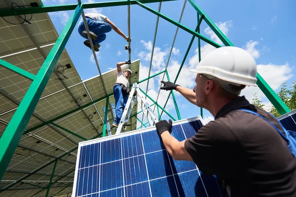 Equipo Trabajadores Profesionales Instalando Paneles Solares Construcción Metal Verde Utilizando — Foto de Stock