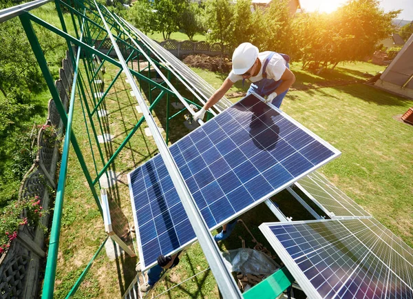 Trabajador Profesional Instalando Paneles Solares Construcción Metal Verde Utilizando Diferentes — Foto de Stock