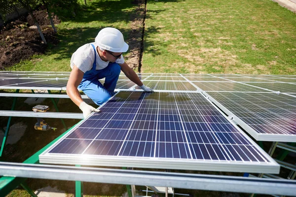 Професійний Працівник Встановлює Сонячні Панелі Будівництво Зеленого Металу Використовуючи Різне — стокове фото