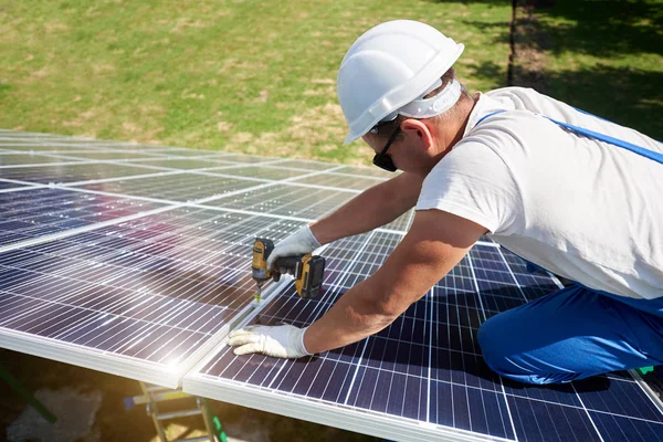 Montador Concentrado Que Instala Paneles Solares Innovadores Exterior Alta Tecnología — Foto de Stock