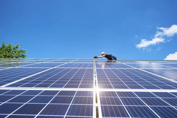 Trabalhador Profissional Instalando Painéis Solares Construção Metal Verde Usando Equipamentos — Fotografia de Stock