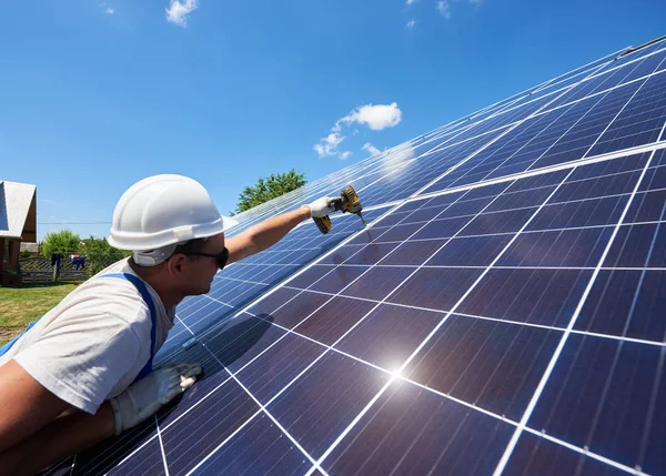 Trabajador Profesional Instalando Paneles Solares Construcción Metal Verde Utilizando Diferentes —  Fotos de Stock