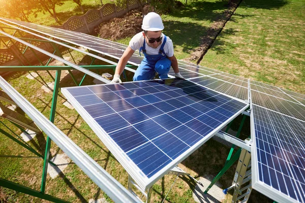 Trabalhador Profissional Instalando Painéis Solares Construção Metal Verde Usando Equipamentos — Fotografia de Stock