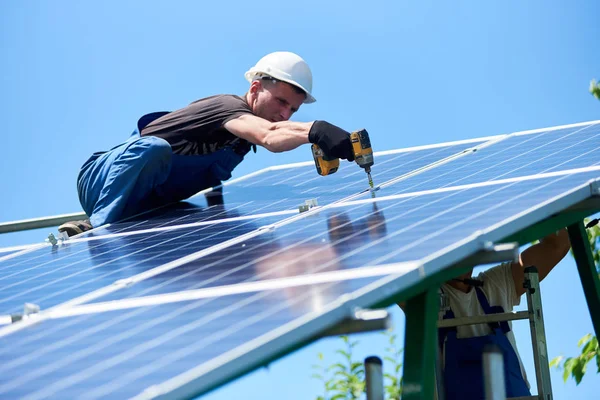 Installation d'un panneau solaire innovant sur la carcasse à l'aide d'une perceuse . — Photo