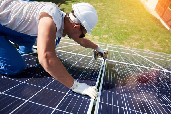 Trabalhador Profissional Instalando Painéis Solares Construção Metal Verde Usando Equipamentos — Fotografia de Stock