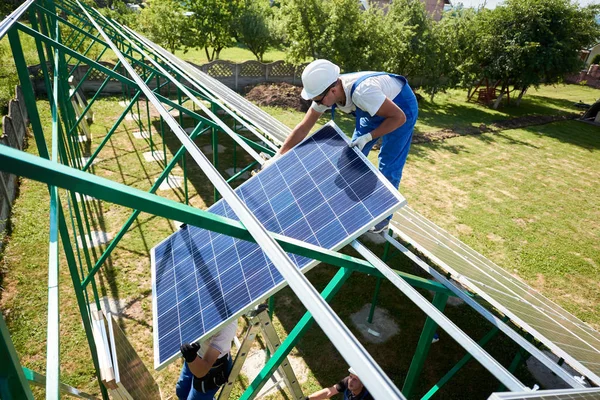 Професійний Працівник Встановлює Сонячні Панелі Будівництво Зеленого Металу Використовуючи Різне — стокове фото