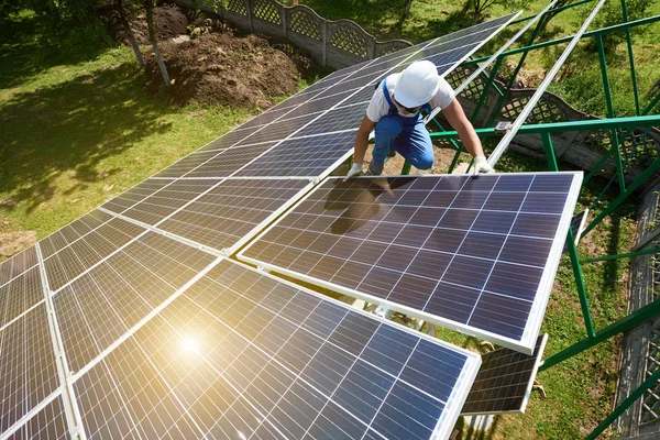 Ryzykowna Praca Montaż Baterii Słonecznych Zielony Metaliczny Tuszy Środowisko Przyjazne — Zdjęcie stockowe