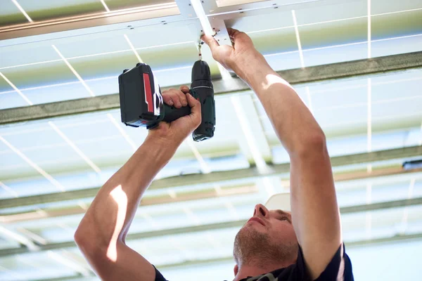 Zugeschnittenes Foto Eines Arbeiters Mit Bohrmaschine Durch Die Montage Von — Stockfoto