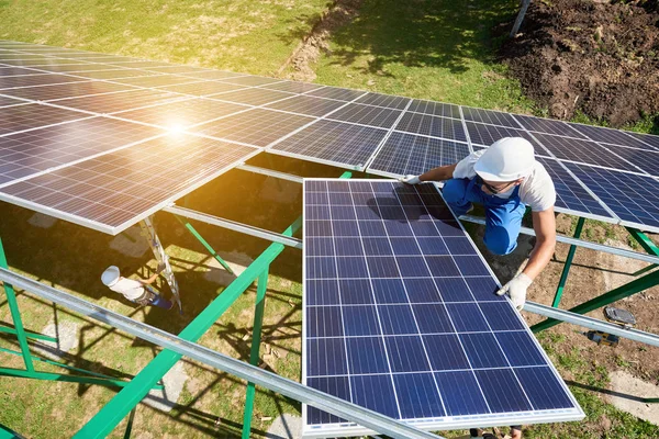 Montaje Baterías Solares Canal Metálico Verde Trabajo Arriesgado Necesitando Equipo — Foto de Stock