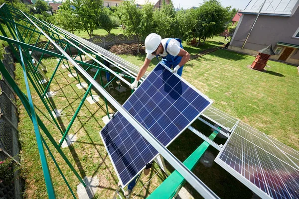 Професійний Працівник Встановлює Сонячні Панелі Будівництво Зеленого Металу Використовуючи Різне — стокове фото