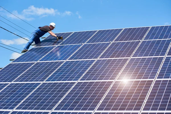 Vista Frontal Del Hombre Montando Baterías Solares Modernas Techo Casa —  Fotos de Stock