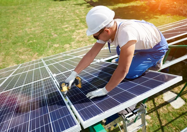 Lavoratore Montaggio Pannelli Solari Fuori Della Carcassa Del Tetto Utilizzando — Foto Stock