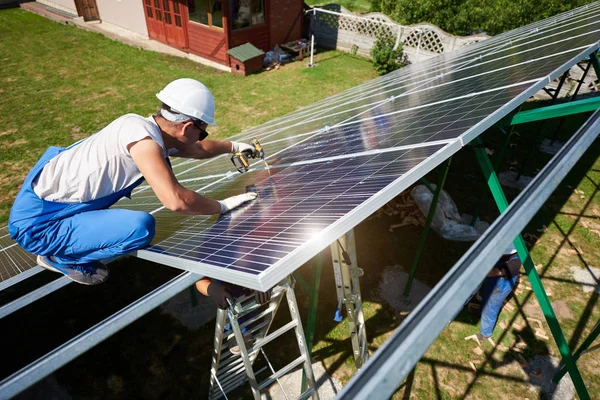 Trabajador Profesional Instalando Paneles Solares Construcción Metal Verde Utilizando Diferentes — Foto de Stock