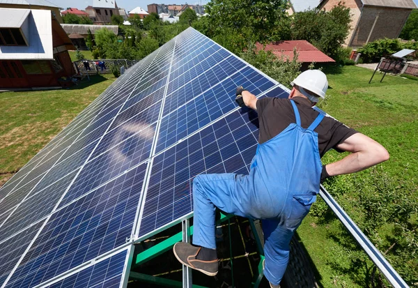 Szakmai Munkavállaló Telepítése Nap Panelek Zöld Fémszerkezet Eltérő Berendezések Használatával — Stock Fotó