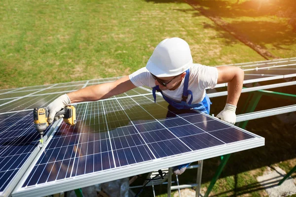 Professionelle Arbeiter Die Sonnenkollektoren Auf Der Grünen Metallkonstruktion Installieren Verschiedene — Stockfoto