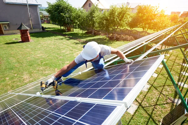 Instalación Paneles Solares Carcasa Verde Casa Solución Innovadora Para Ahorro — Foto de Stock