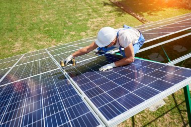 Yenilikçi güneş panelleri tarafından profesyonel Bağlayıcısı yükleme. Yüksek teknoloji dış, modern ekipman, ekolojik dostu, yeşil enerji. Yenilikçi elektrik tasarrufu, yenilenebilir güneş enerjisini kullanarak.