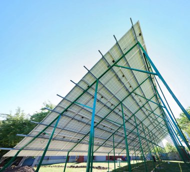 Güneş bataryaları Bakımı yeşil Metalik karkas.